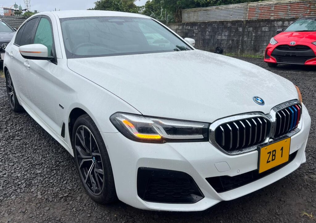 BMW 530e M Sport parked near the beach in Mauritius – luxury car rental with Liberta Car Rental