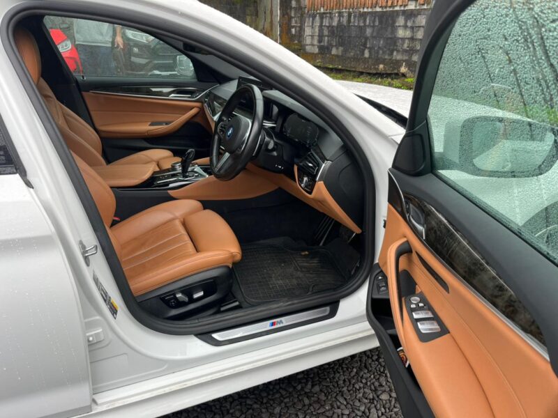 Rent Car in Mauritius – BMW 530e M Sport Plug-in Hybrid