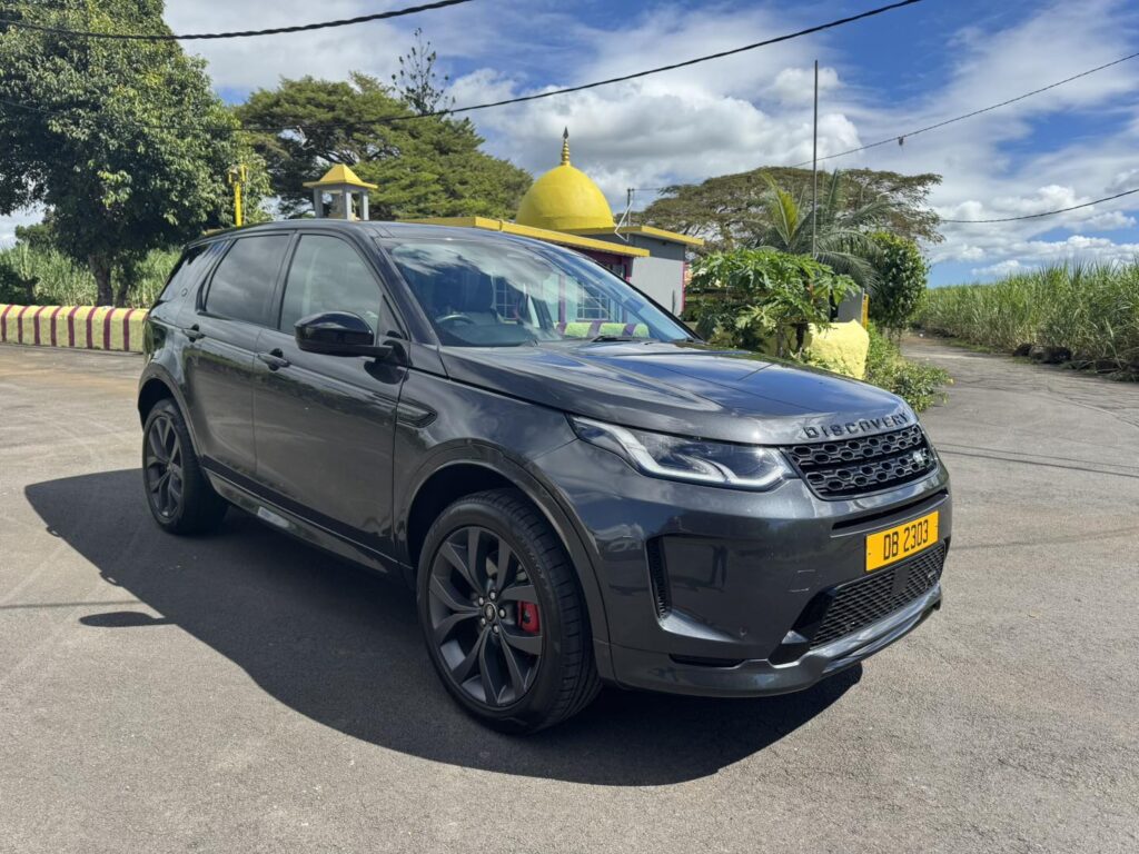 Drive Mauritius in ultimate style with the Land Rover Discovery P300 πβ¨ Now available at Liberta Car Rental! Luxury, power, and comfort in one unforgettable ride.