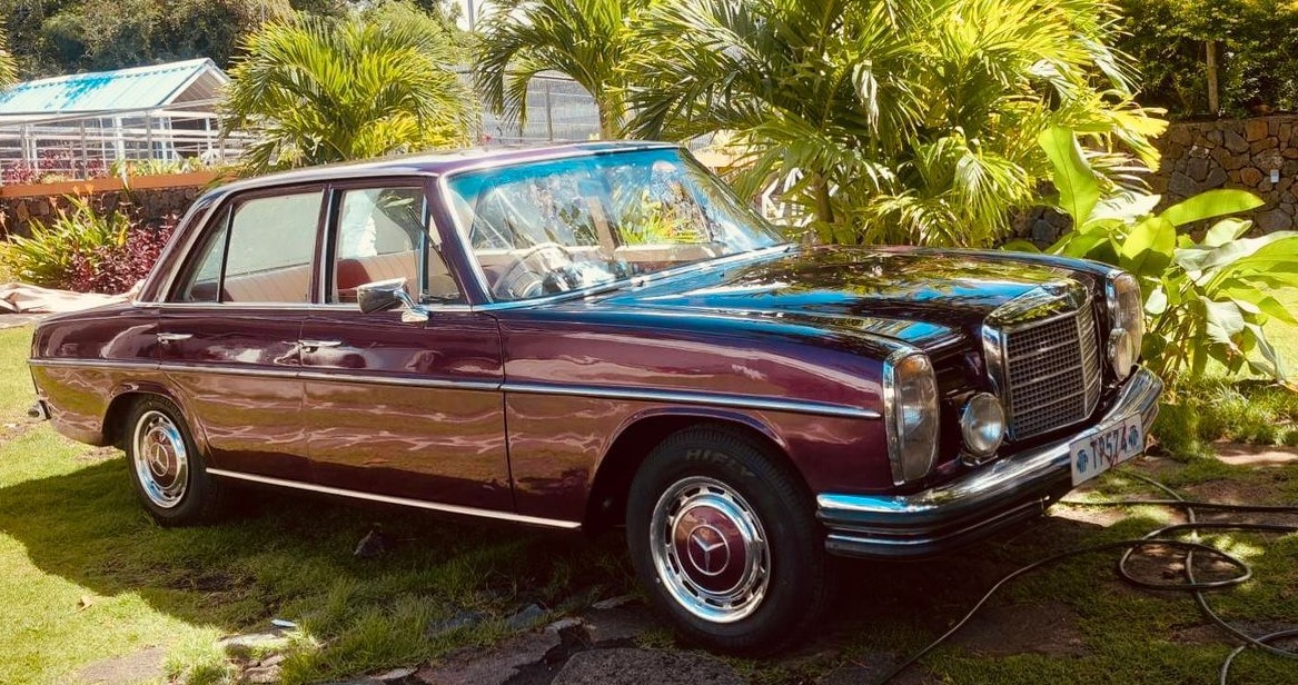 1960 Mercedes 220D in classic silver, elegantly styled for vintage wedding car rental