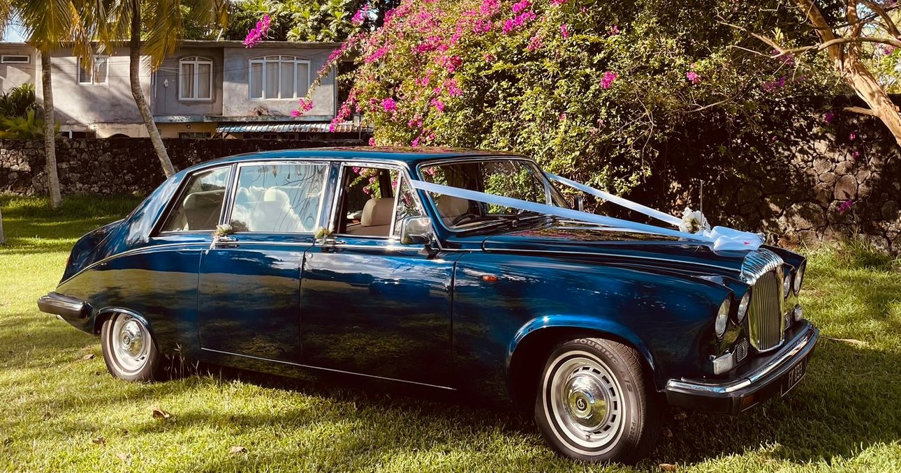 1970 Daimler Sovereign in deep blue, a symbol of classic elegance for wedding transportation